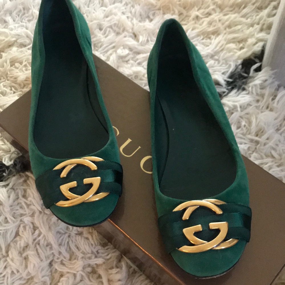 Gucci green logo suede flats